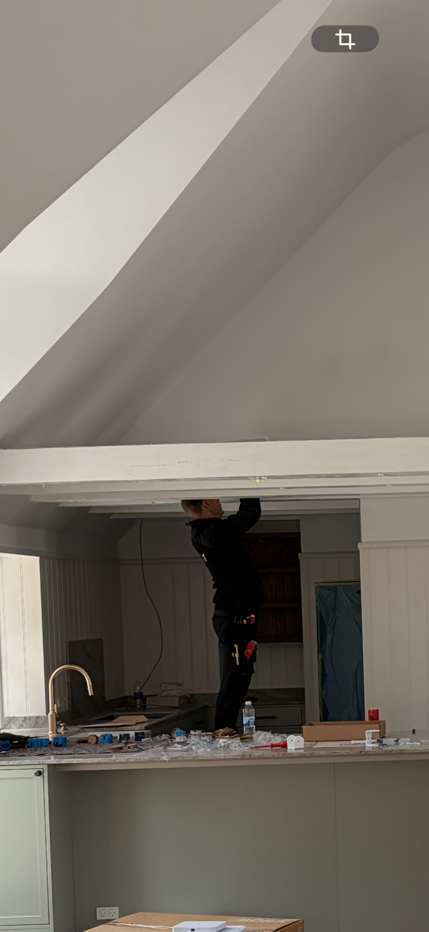Tekniker installerer UniFi AP i loft