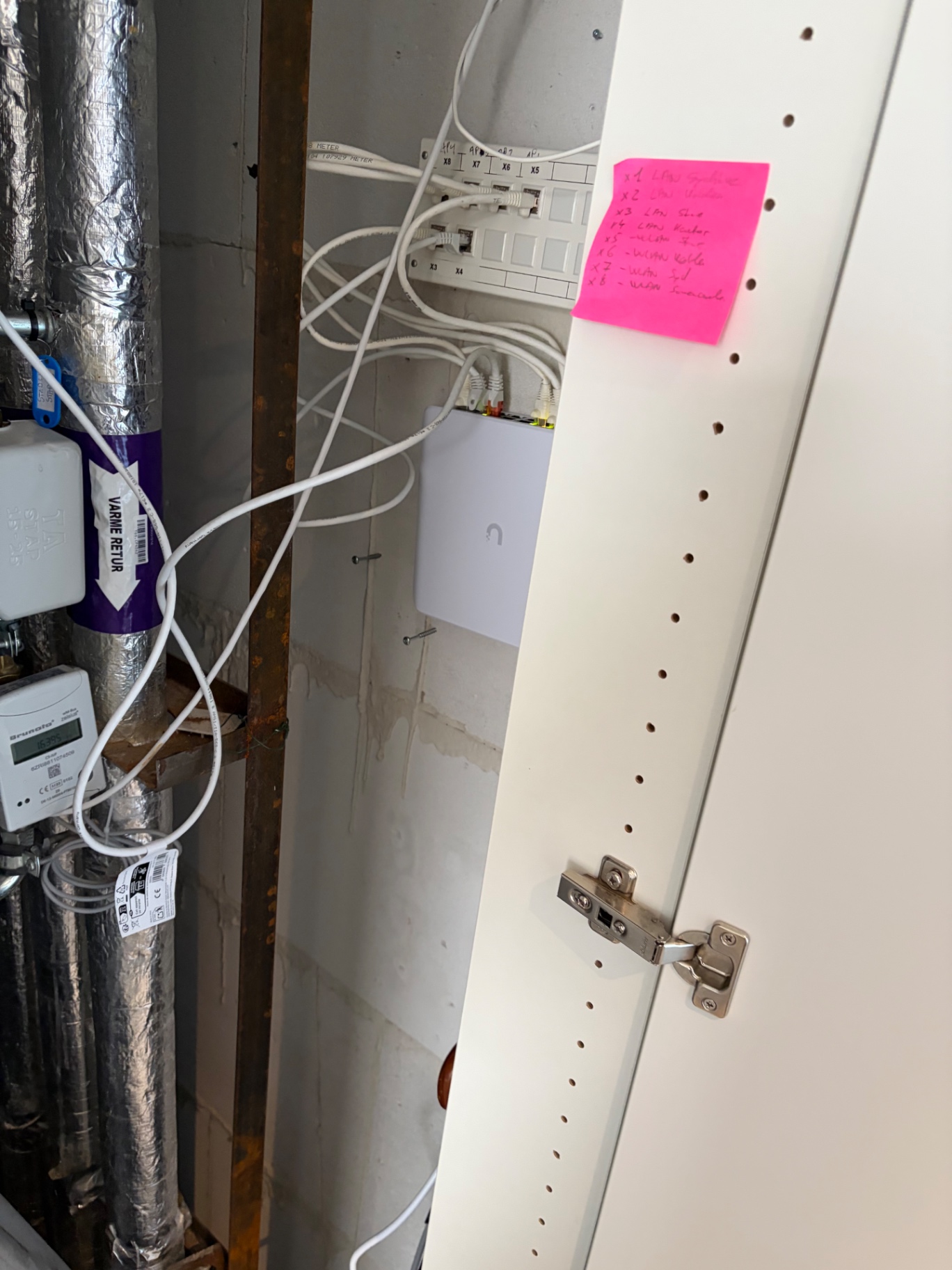 UniFi gateway og patchpanel med portlabels