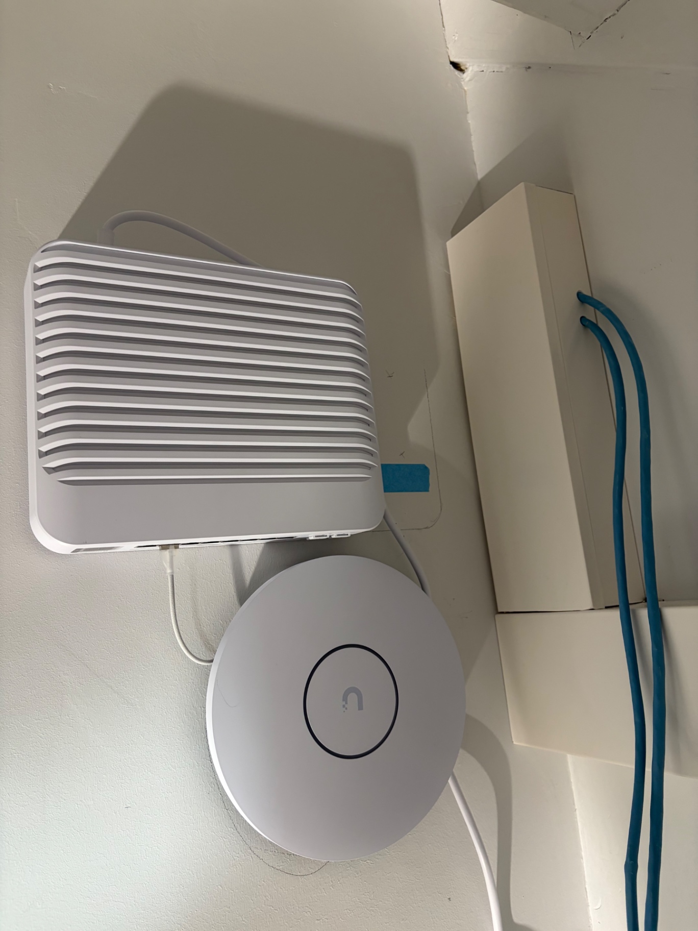 UniFi AP og strømforsyning monteret på væg