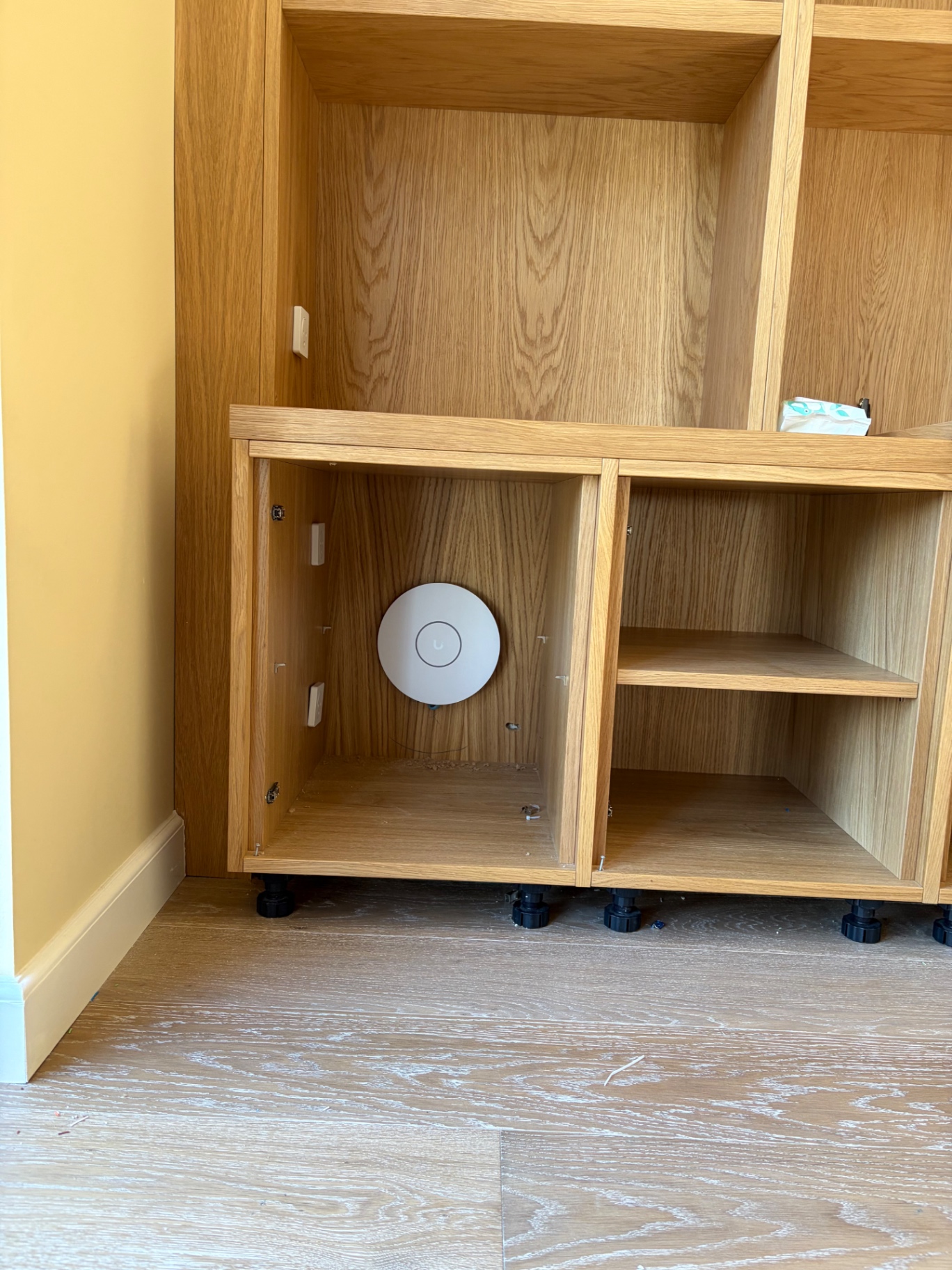 Diskret placering af UniFi AP i skabsmodul