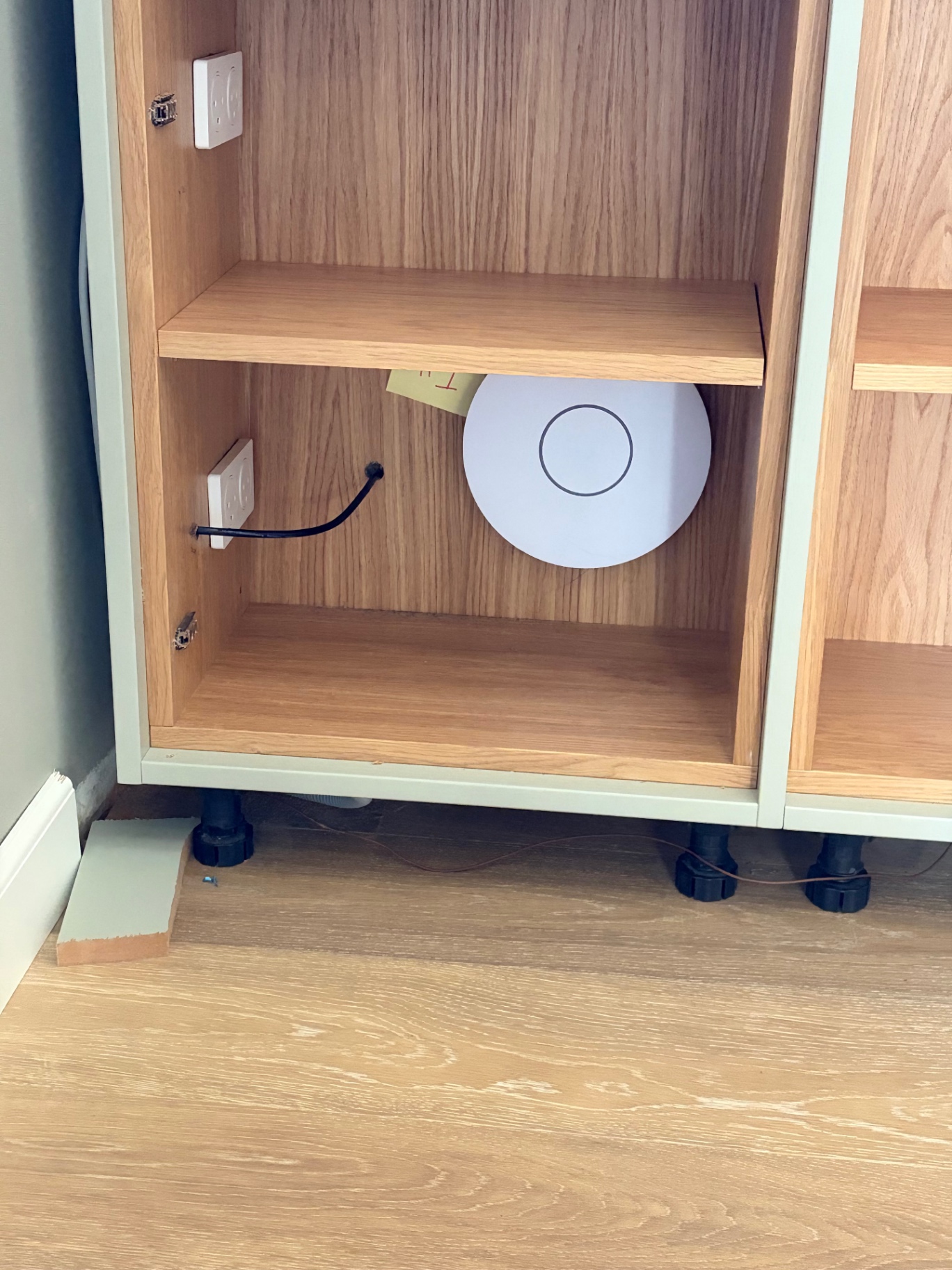 Ubiquiti AP med strømforsyning skjult i skab