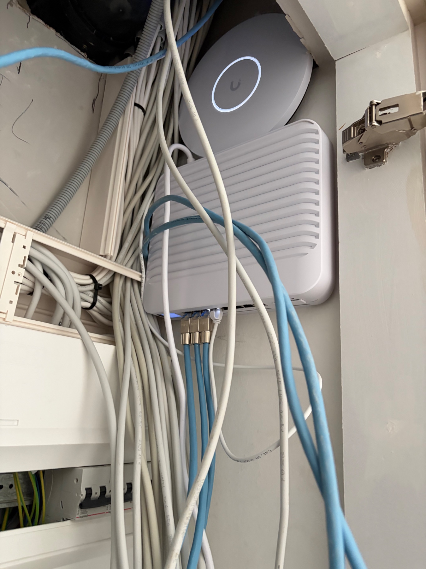 Færdig UniFi installation med PoE-switch og kabling