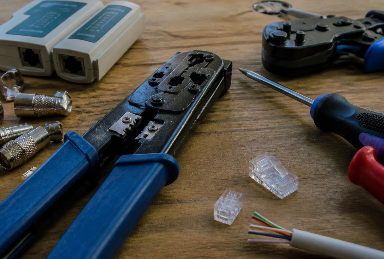 Værktøj til netværk: krympetang, kabeltester og stik