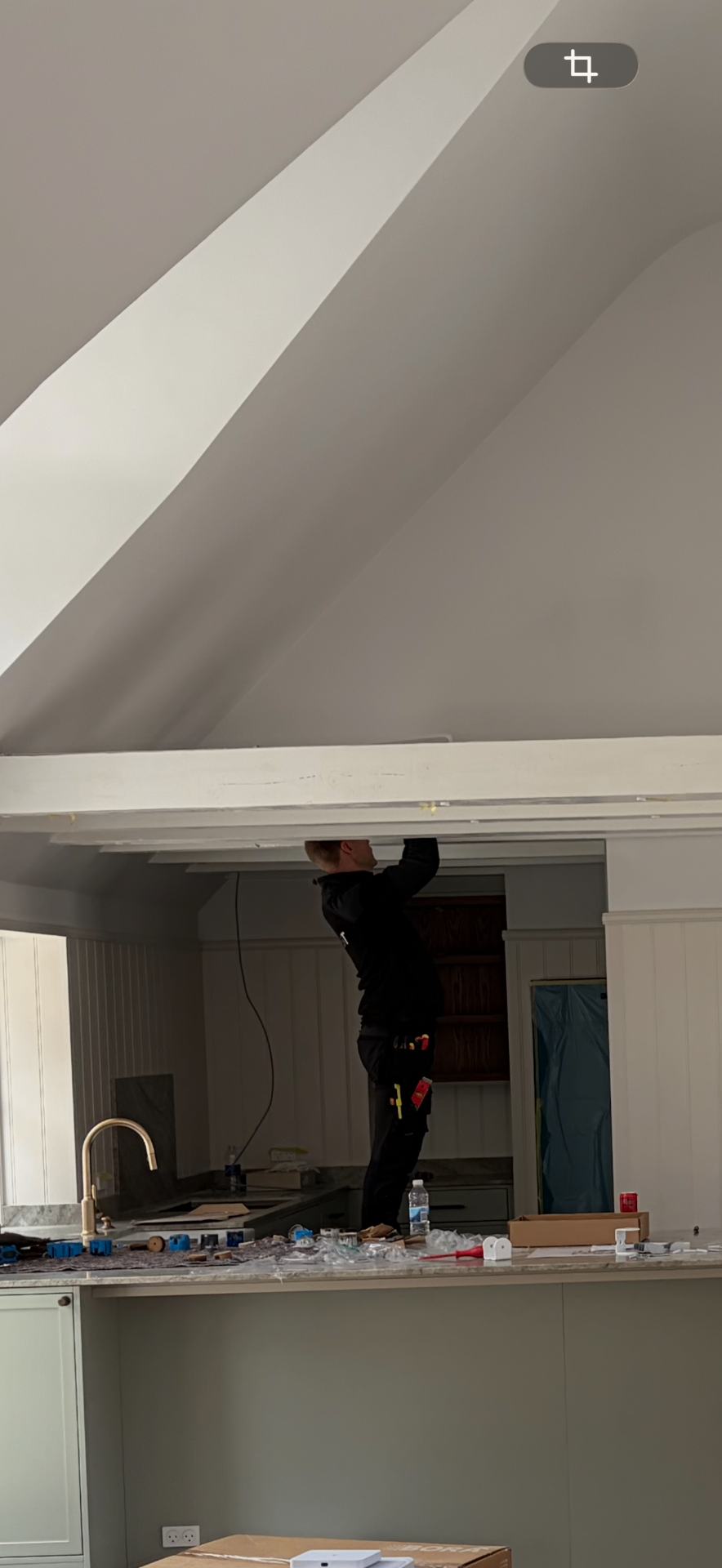 Tekniker installerer UniFi AP i loft